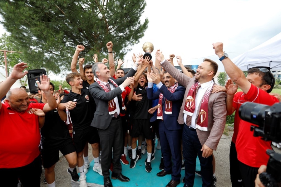 İnegölspor U15 takımı coşkuyla karşılandı