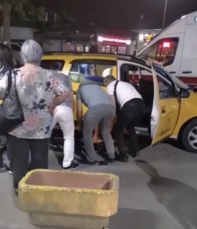 Takside kalp krizi geçiren kişinin yardımına çevredekiler koştu