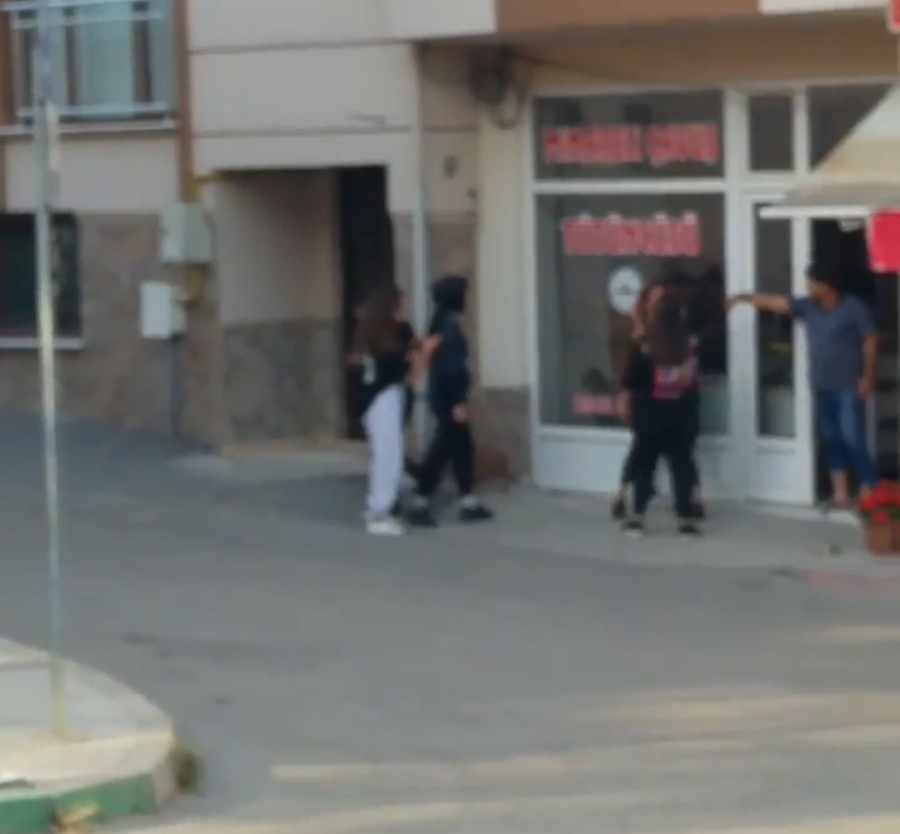 Bursa'da genç kızların kavgası kamerada