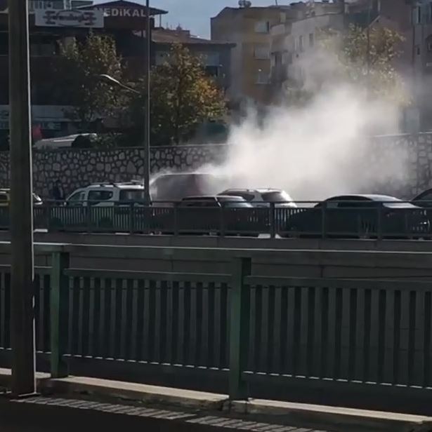 Öfkeli sürücü minibüsünü ateşe verdi