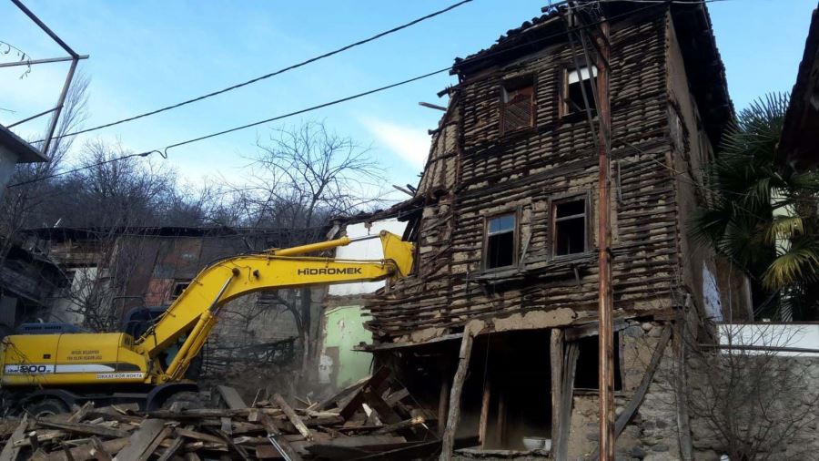 10 Metruk binanın yıkımı yapıldı