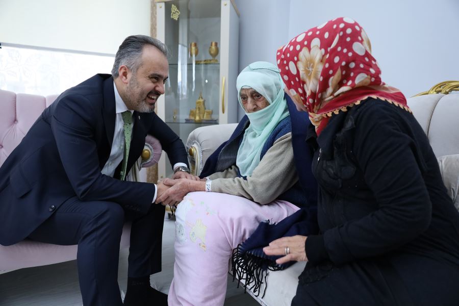 Başkan, asırlık çınarın hayır duasını aldı