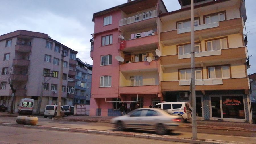 EVİNDE ÖLÜ BULUNDU