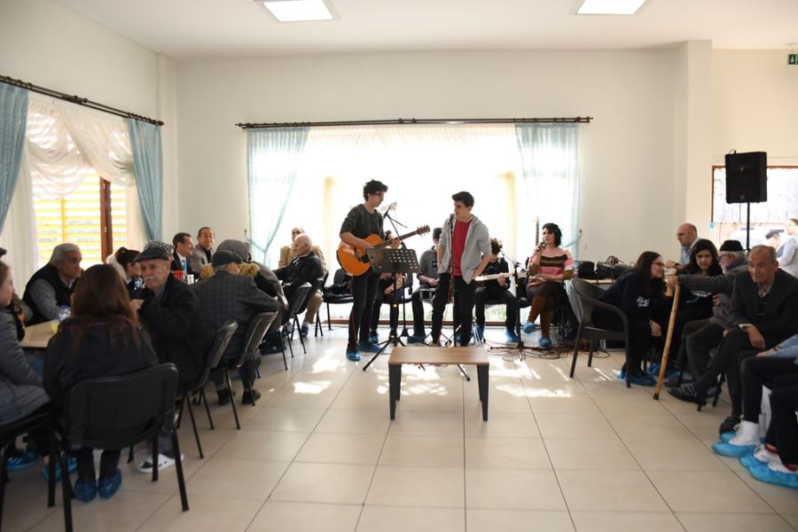 GENÇLER SÖYLEDİ, BÜYÜKLER EĞLENDİ