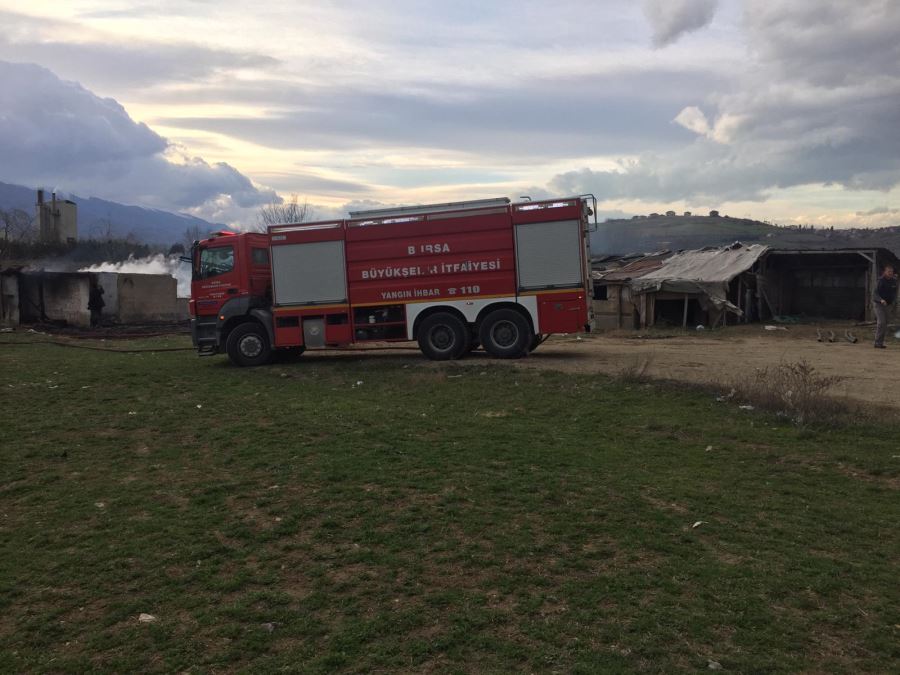 İTFAİYE GEÇ KALDI, SAMANLIK KÜLE DÖNDÜ