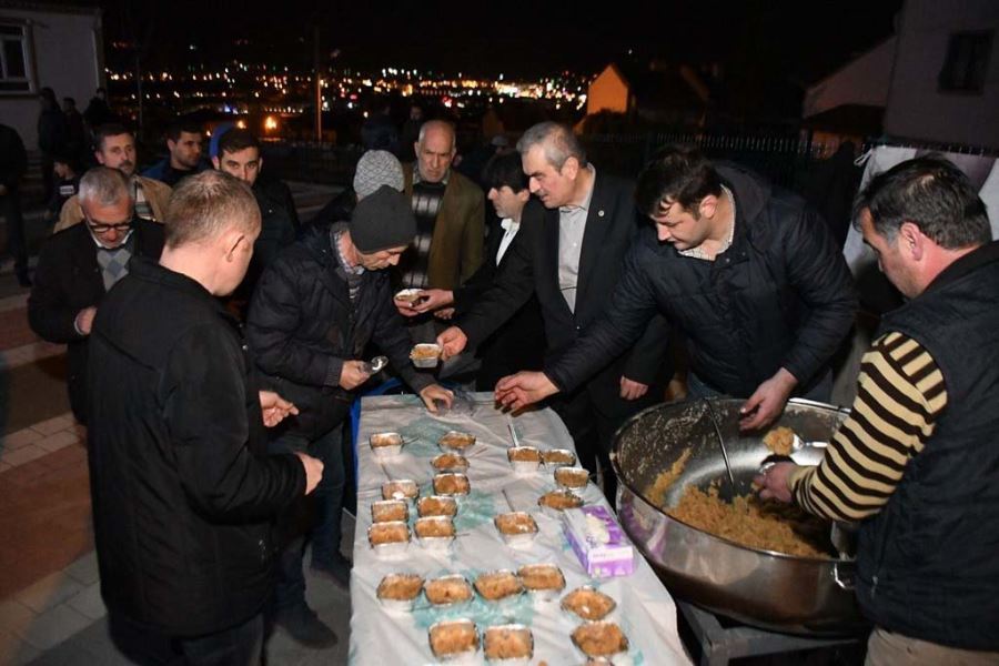 Cami çıkışı helva ikram edildi