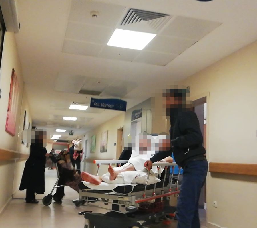 Bacaklarına Sıktılar