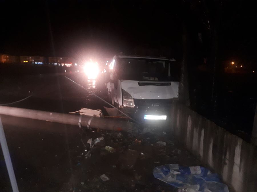 Elektrik direğine çarparak durabildi