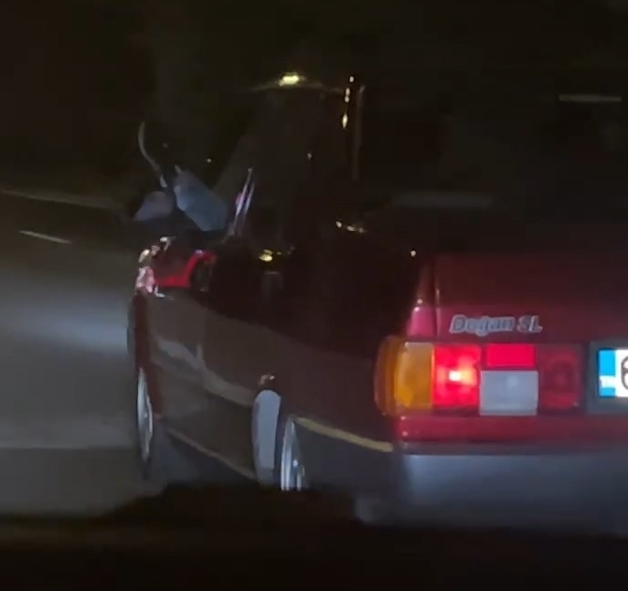 Tek ayağıyla araba süren kişiye ceza yağdı