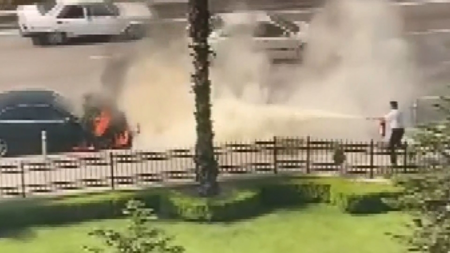 Lüks otomobil alev alev yandı