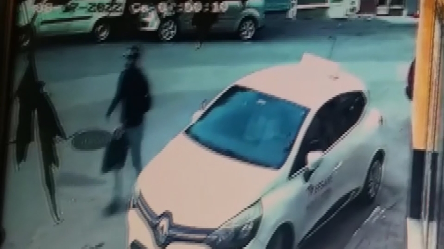 Otomobilden çaldıkları laptopu sattılar