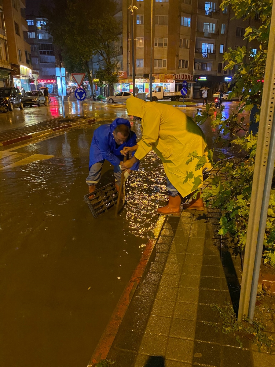 İNEGÖL BELEDİYESİNDEN YAĞMUR MESAİSİ