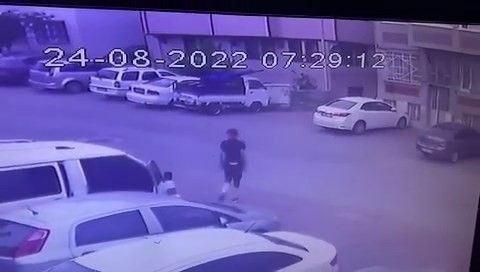 Kkamyonette çalacak bir şey bulamayınca eve girdiler