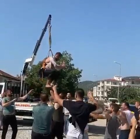 Damadı vinçte sallandırdılar