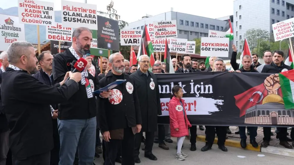 Sağlık çalışanları siyah önlükleriyle İsrail