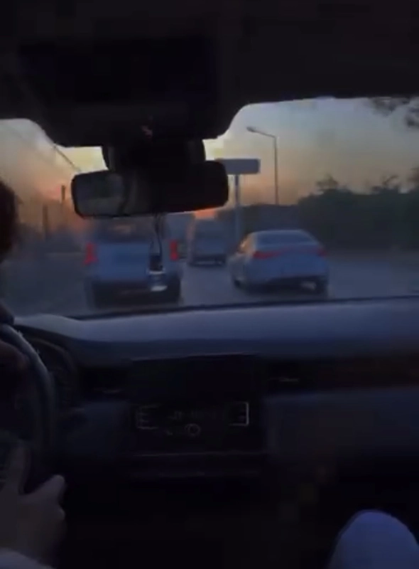 Makas atarak trafiği tehlikeye attı, o anları kayda aldırıp paylaştı
