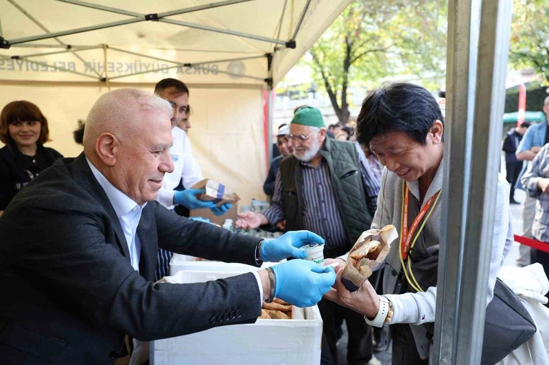 Dünya Cantık Günü’nde ücretsiz ikram edildi, yabancı turistler lezzetine hayran kaldı
