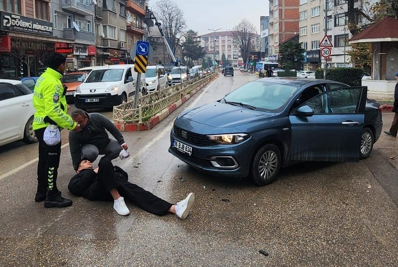 Otomobille çarpışan motosikletin sürücüsü yaralandı
