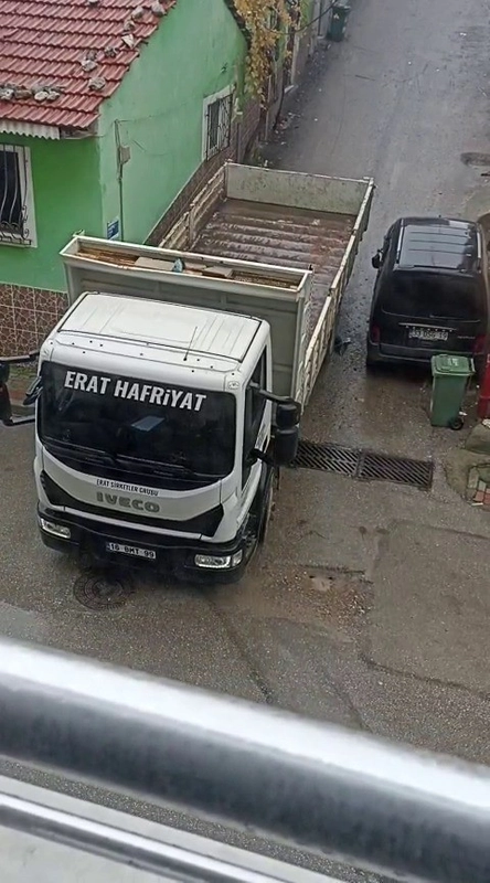 Bursa’da bir kamyon sokak arasındaki araca ağır zarar verip kaçtı
