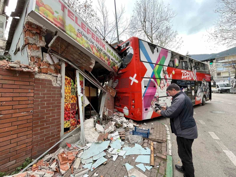 İmdat freni boşalan öğrenci otobüsü manava daldı...
