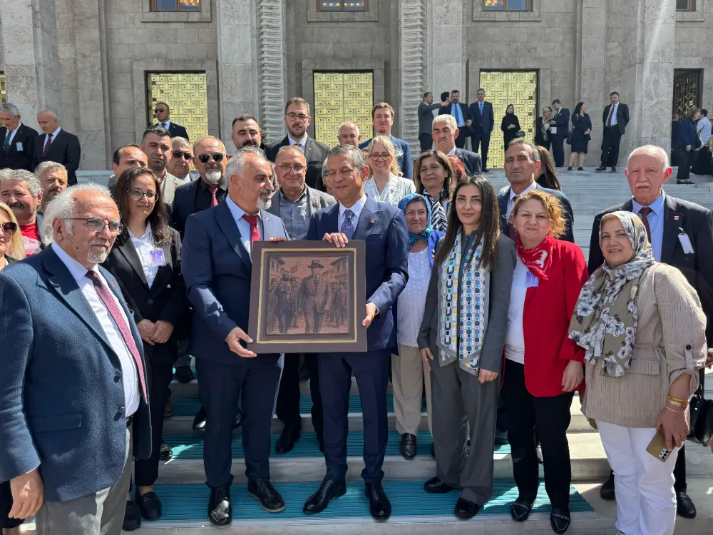 İlçe Başkanı Zemci Şahin’den Özgür Özel’e Anlamlı Hediye