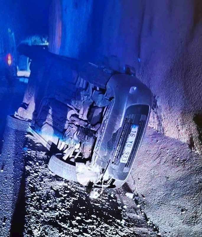 Bursa’da kontrolden çıkan otomobil devrildi
