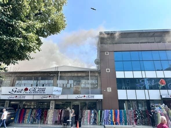 Bursa’da tekstil atölyesinin çatı katında yangın
