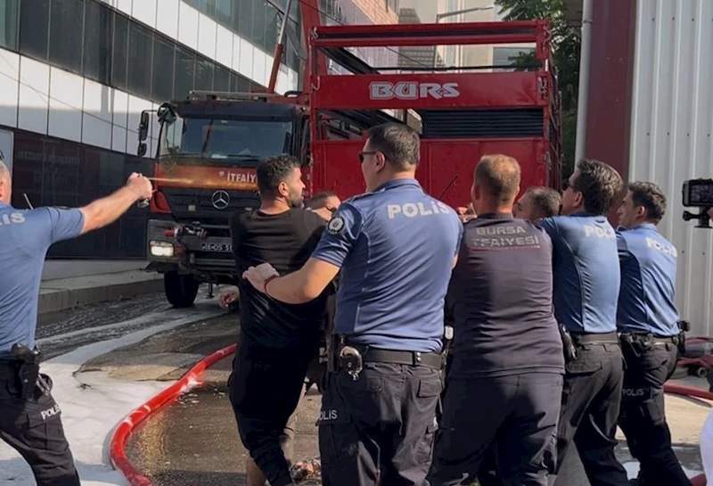 Yangın yerinde ortalık karıştı, itfaiyeci darbedildi, polis müdahale etti
