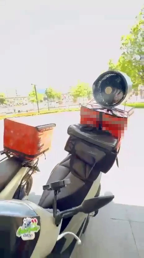 Kavurucu sıcakta kuryenin bulduğu çözüm beğeni yağmuruna tutuldu
