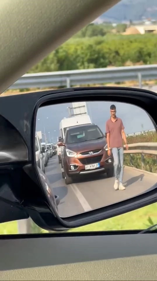 Emniyet şeridini ihlal edenleri, yürüyerek cezalandırdı
