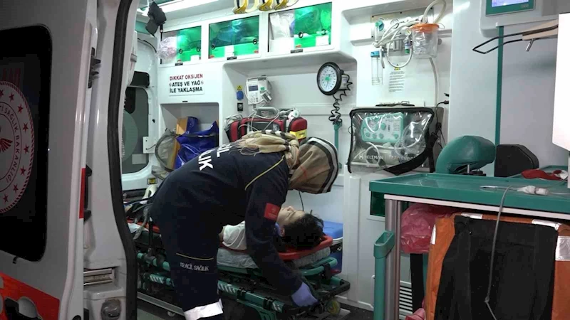 Yardım için yola çıkan baba-oğul kaza yaptı
