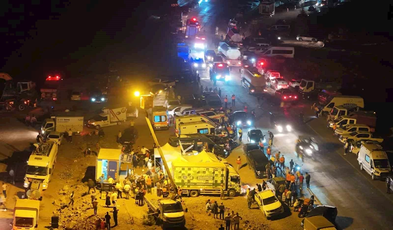 Gözlerini kırpmadan alevlerle mücadele için koşuşturuyor
