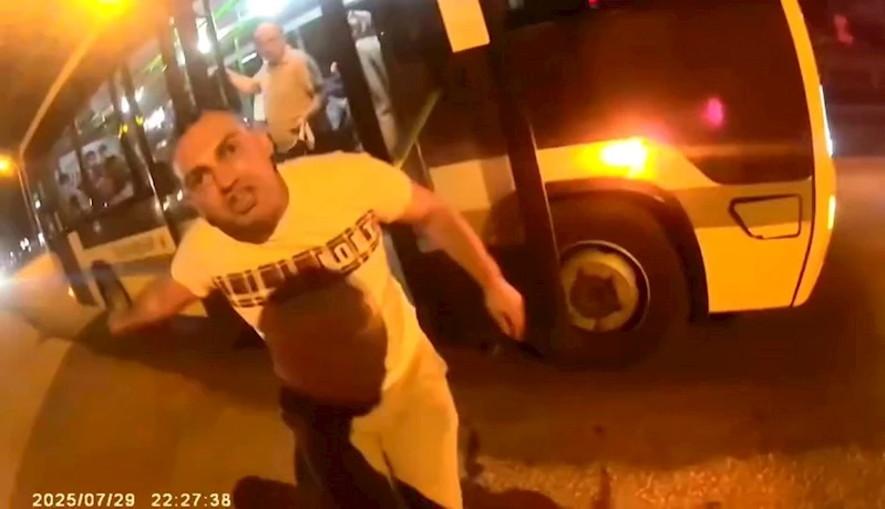 Bursa’da otobüs şoförü ile motosiklet sürücüsü arasında yol verme tartışması
