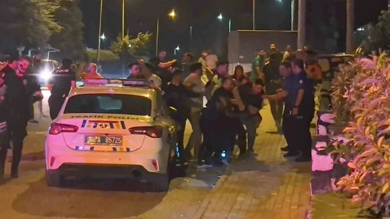 Gençler arasındaki kavga kamerada... Polis biber gazı sıktı, gözaltına aldı
