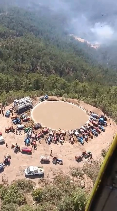 Bursa’daki yangılarda traktörlü çiftçi ordusu helikopterden görüntülendi

