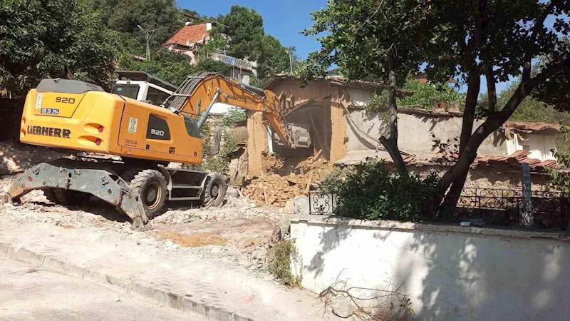 Tehlike saçan metruk binalar yıkıldı
