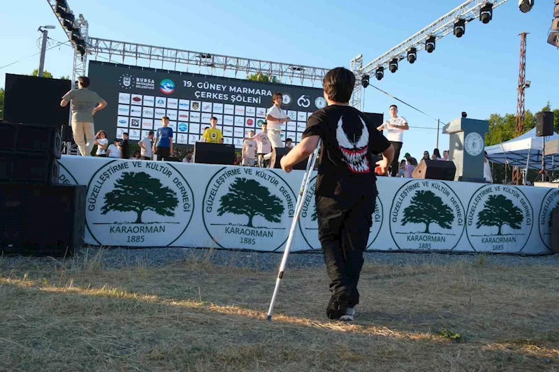 Arkadaşları sahnede hünerlerini sergilerken, o kırık ayağı ile uzaktan katıldı
