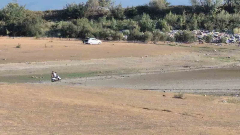 43 yıldır sulama yapılan gölet kurudu
