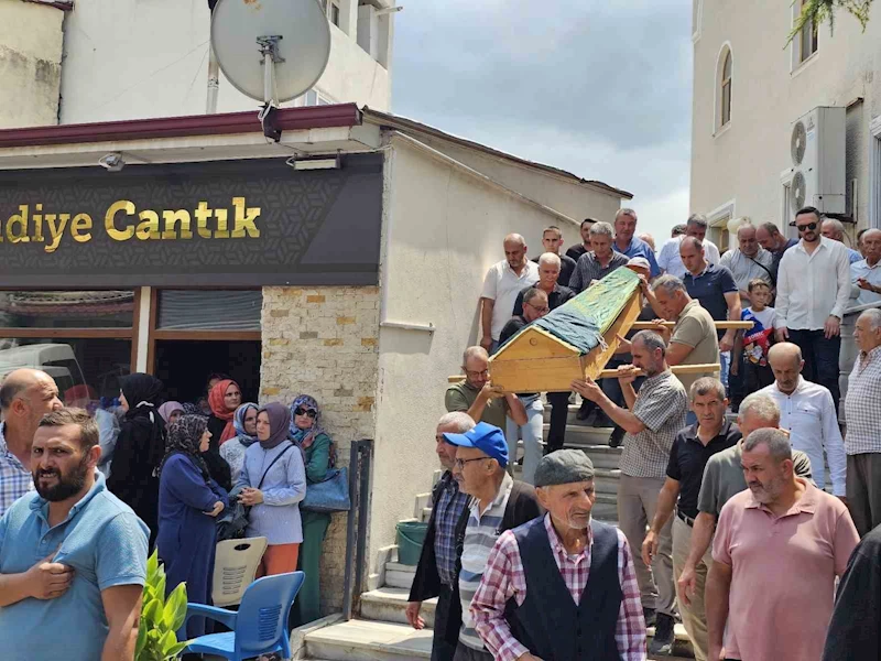 Ambulans kazasında hayatını kaybeden felçli kadın son yolculuğuna uğurlandı
