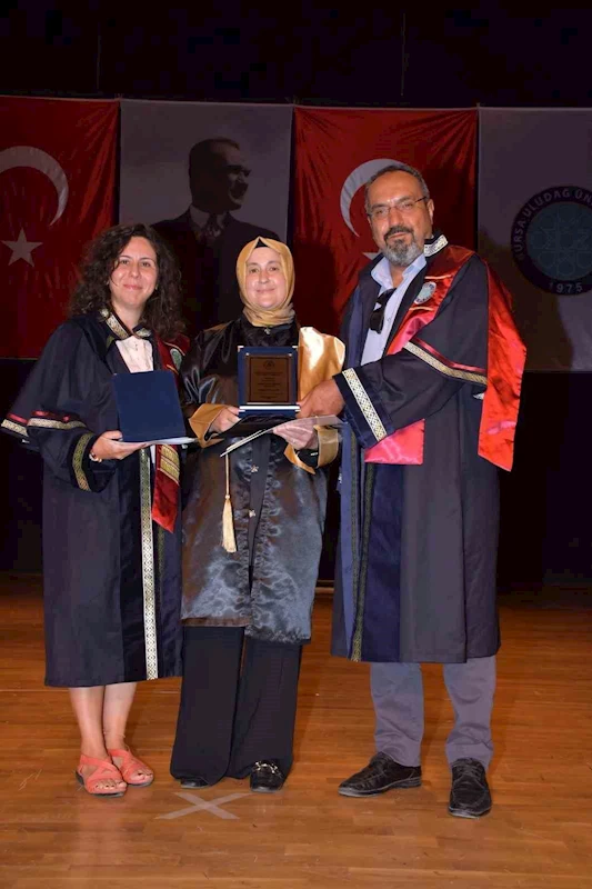 50 yaşındaki 5 çocuklu anne, üniversitede bölüm birincisi oldu
