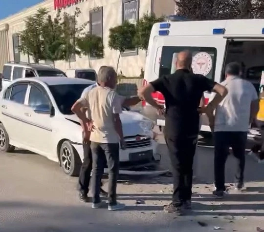 2 otomobil kafa kafaya çarpıştı: 4 yaralı
