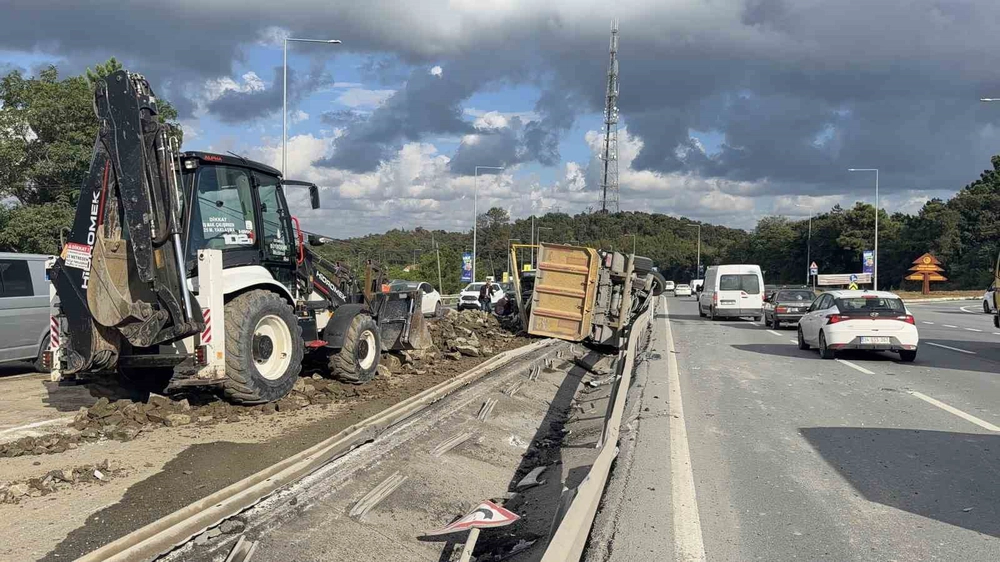 Arnavutköy'de Hafriyat Kamyonu Devrildi ve Trafiği Kilitledi