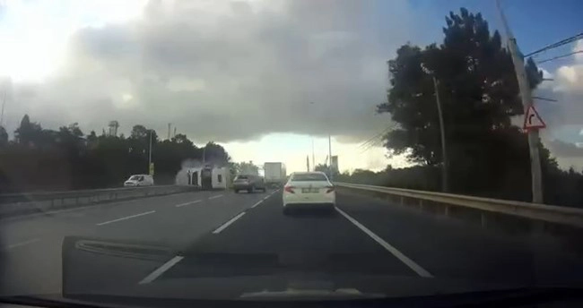 Arnavutköy'de Hafriyat Kamyonu Devrildi ve Trafiği Durdurdu