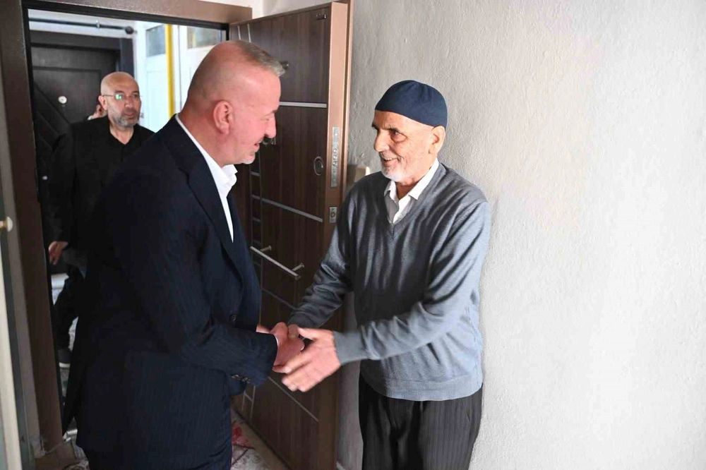 Başkan Karabatı Dünya Yaşlılar Günü İçin Kendi Elleriyle Hazırladığı Yemekleri Teslim Etti