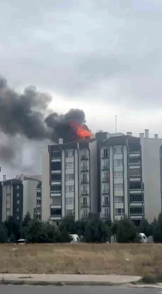 Lüleburgaz'daki Toplu Konutlarda Çatı Katı Yangını Paniğe Neden Oldu