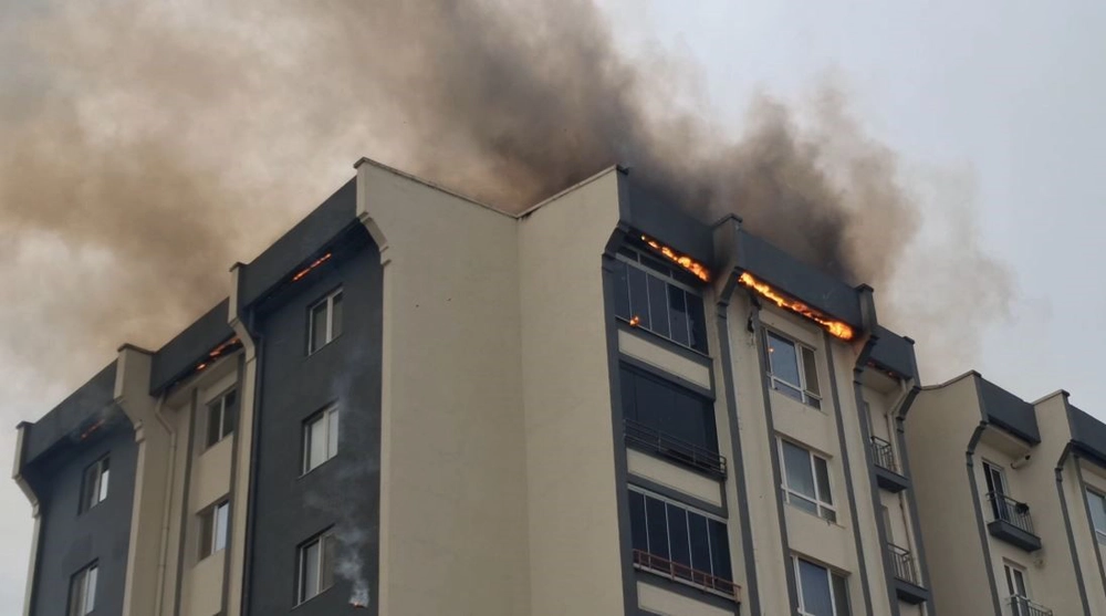 Lüleburgaz'da Bir Binanın Çatısında Çıkan Yangın Kontrol Altına Alındı