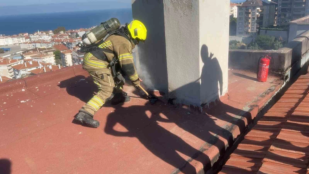 Bursa Mudanya'da Tadilat Çalışması Sonrası Çatı Katında Yangın Çıktı