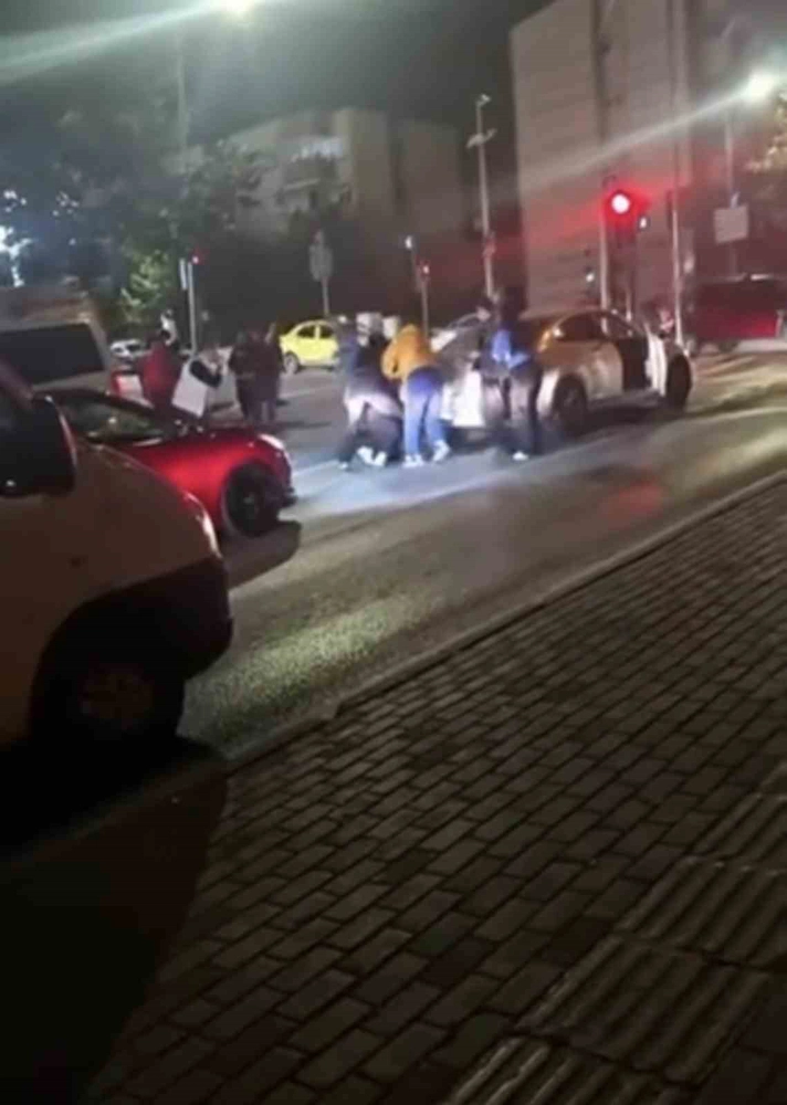 Bursa'da İki Aile Arasındaki Gerginlik Sokak Ortasında Kavga Haline Geldi