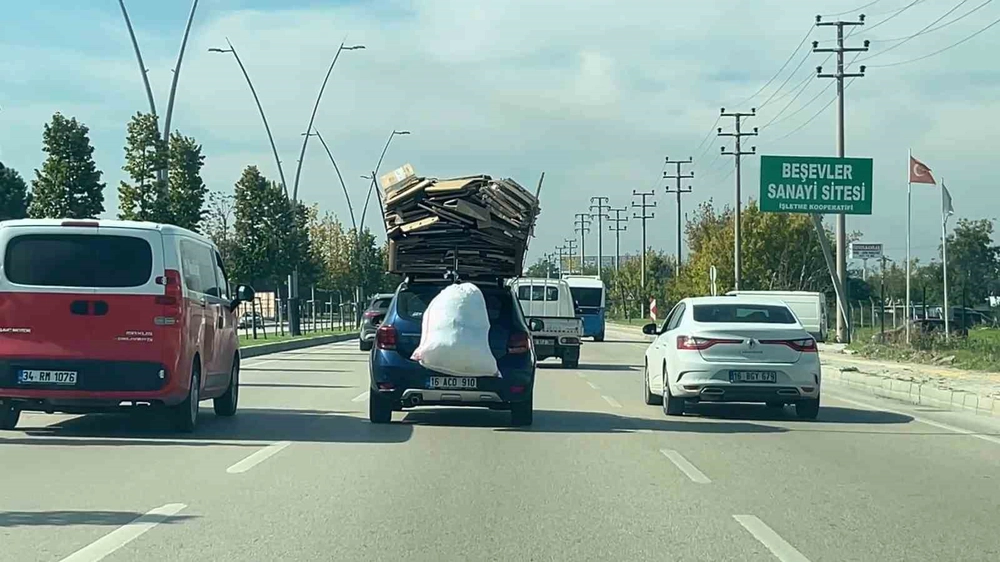 Bursa'da Tehlikeli Karton Taşımacılığı Trafiği Alarm Verdi