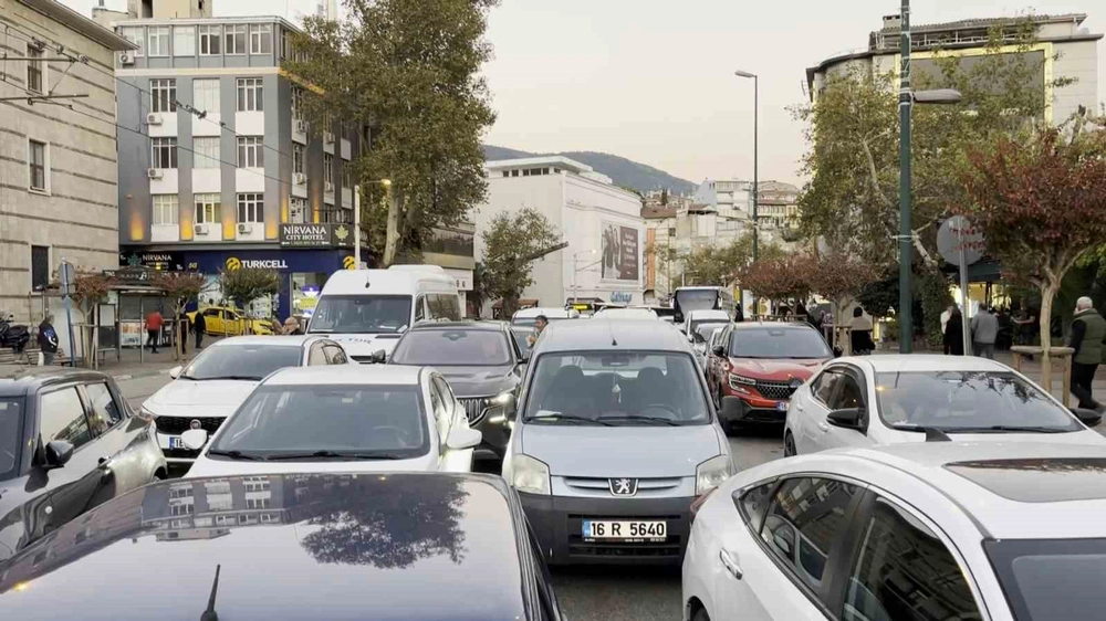 Bursa Ulucami'deki Sabah Namazı Yoğunluğu Trafiği Durma Noktasına Getirdi